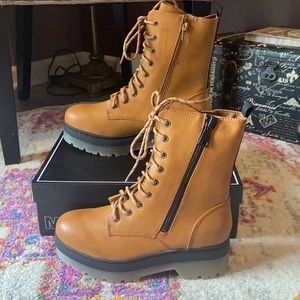 BNWT size 9.5 Mia Colin boot